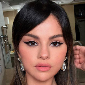 Hoe krijg je een Selena Gomez Cat Eye look?